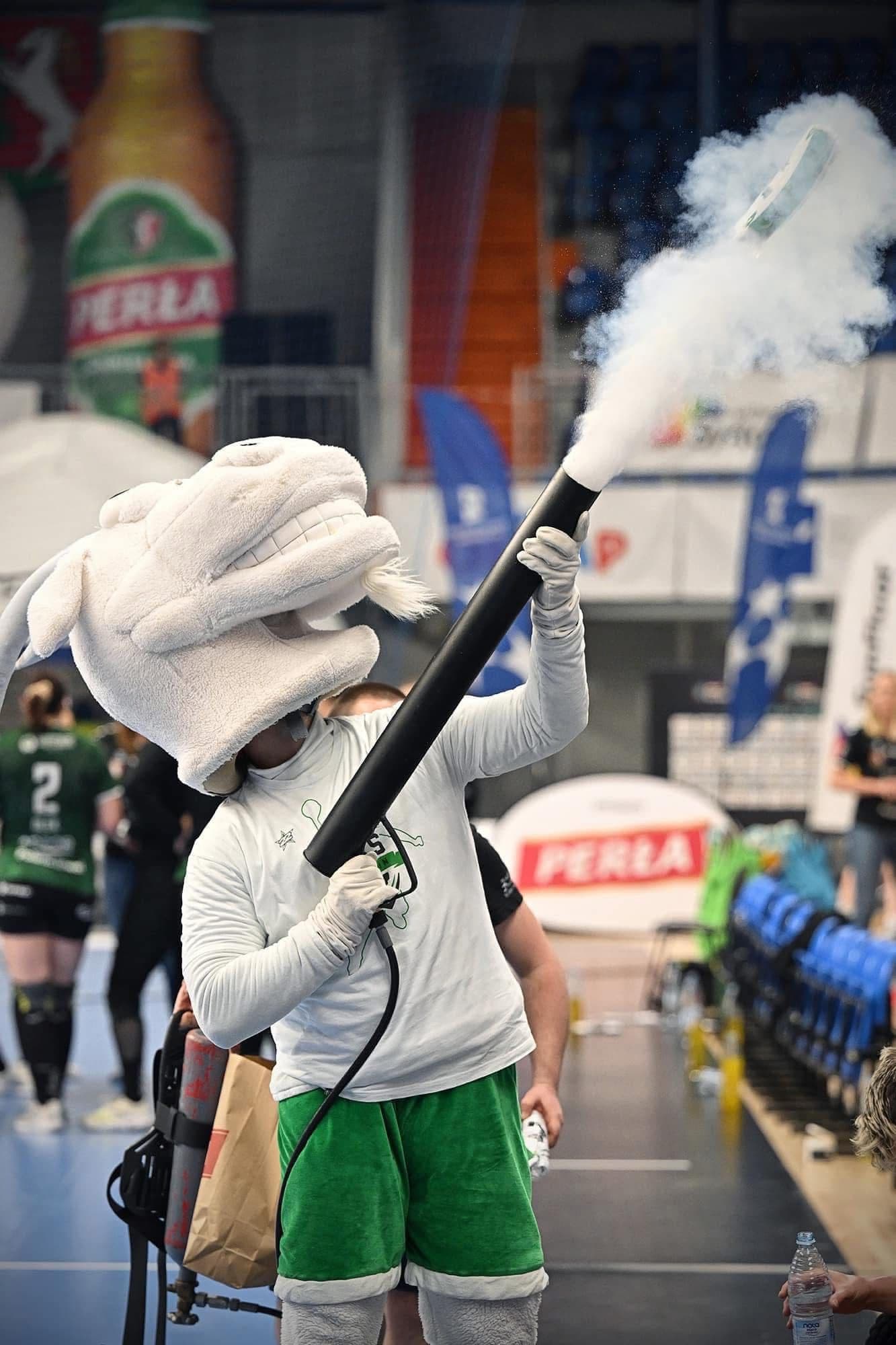Maskotka sportowa wystrzeliwująca konfetti podczas wydarzenia sportowego